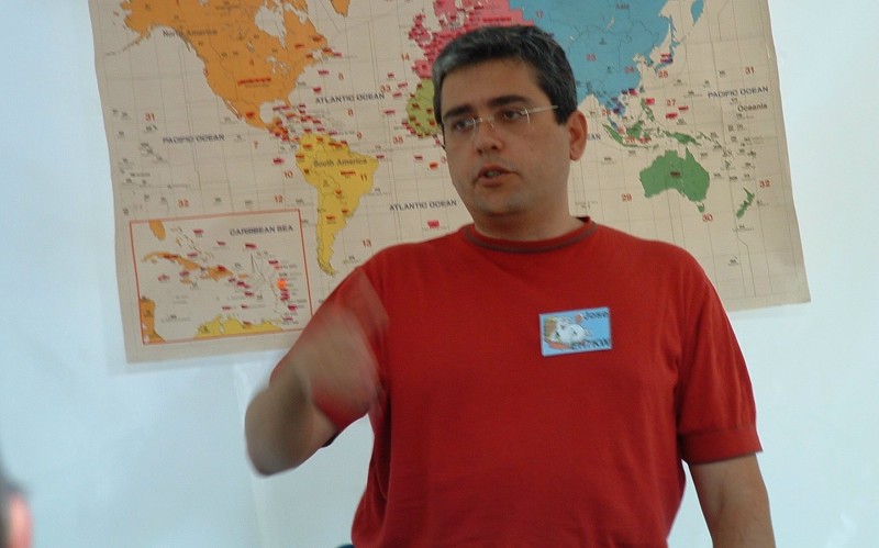 ../Images/Jose-EH7KW wowing the audience with his multimedia presentation of his trip to 7X in July 2004.jpg